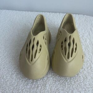 Yeezy Foam RNNR Sulfur (Infants) (Size 6K) Toddler